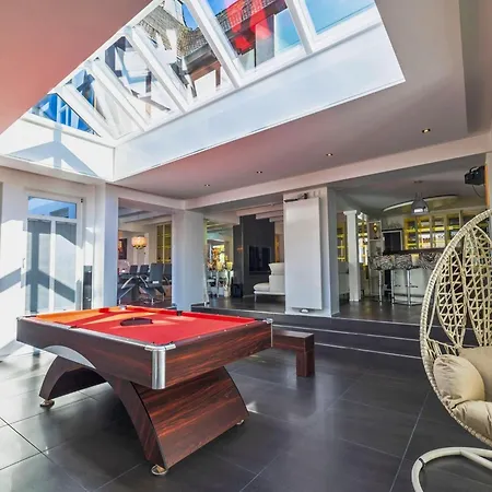 Apartamento With Bar, Recreation In *